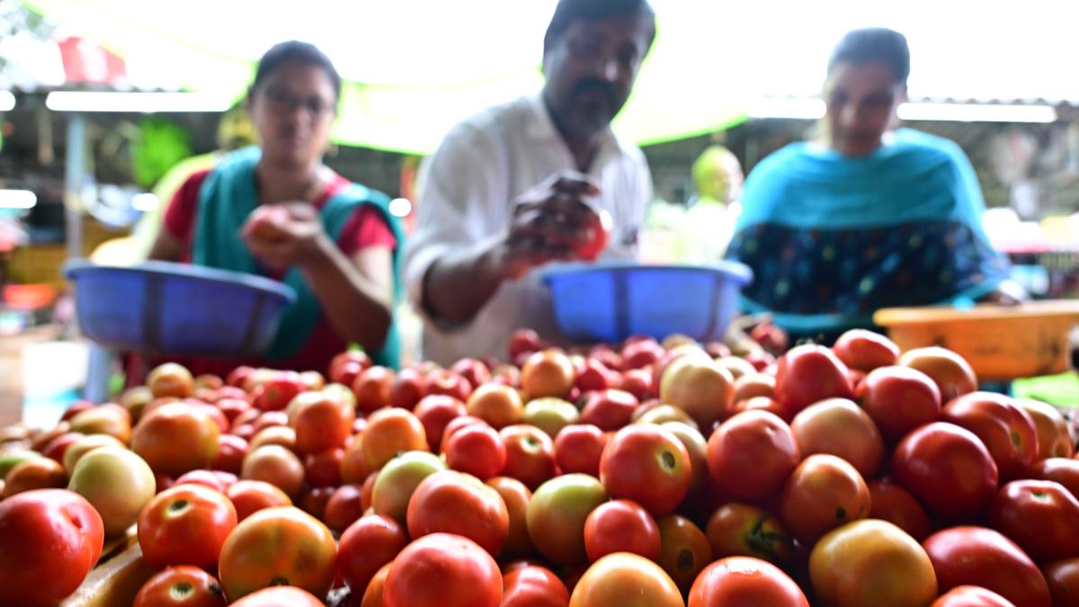 People throng rythu bazaars as tomato price touches ₹80 a kg in markets